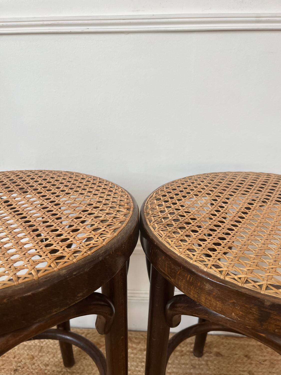 Paire de tabourets viennois bois courbe et cannage années 50