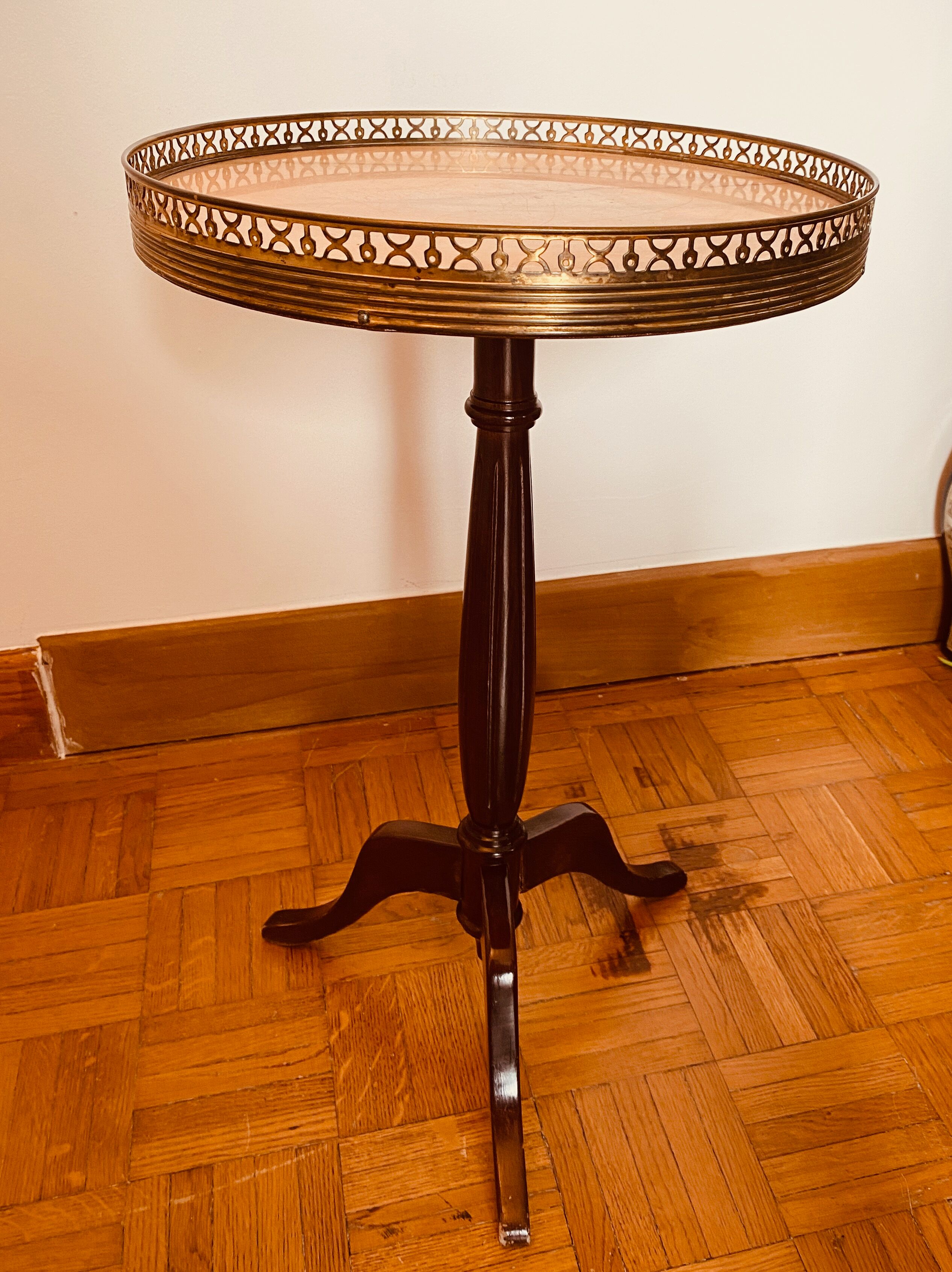 Triod pedestal table