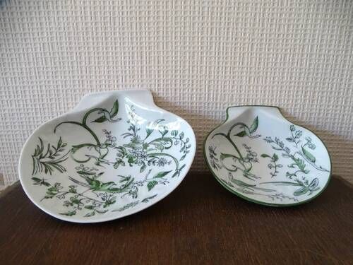 LIMOGES "Parsifal" 2 empty shell-shaped bowls decorated with birds Bernardaud & Co.
