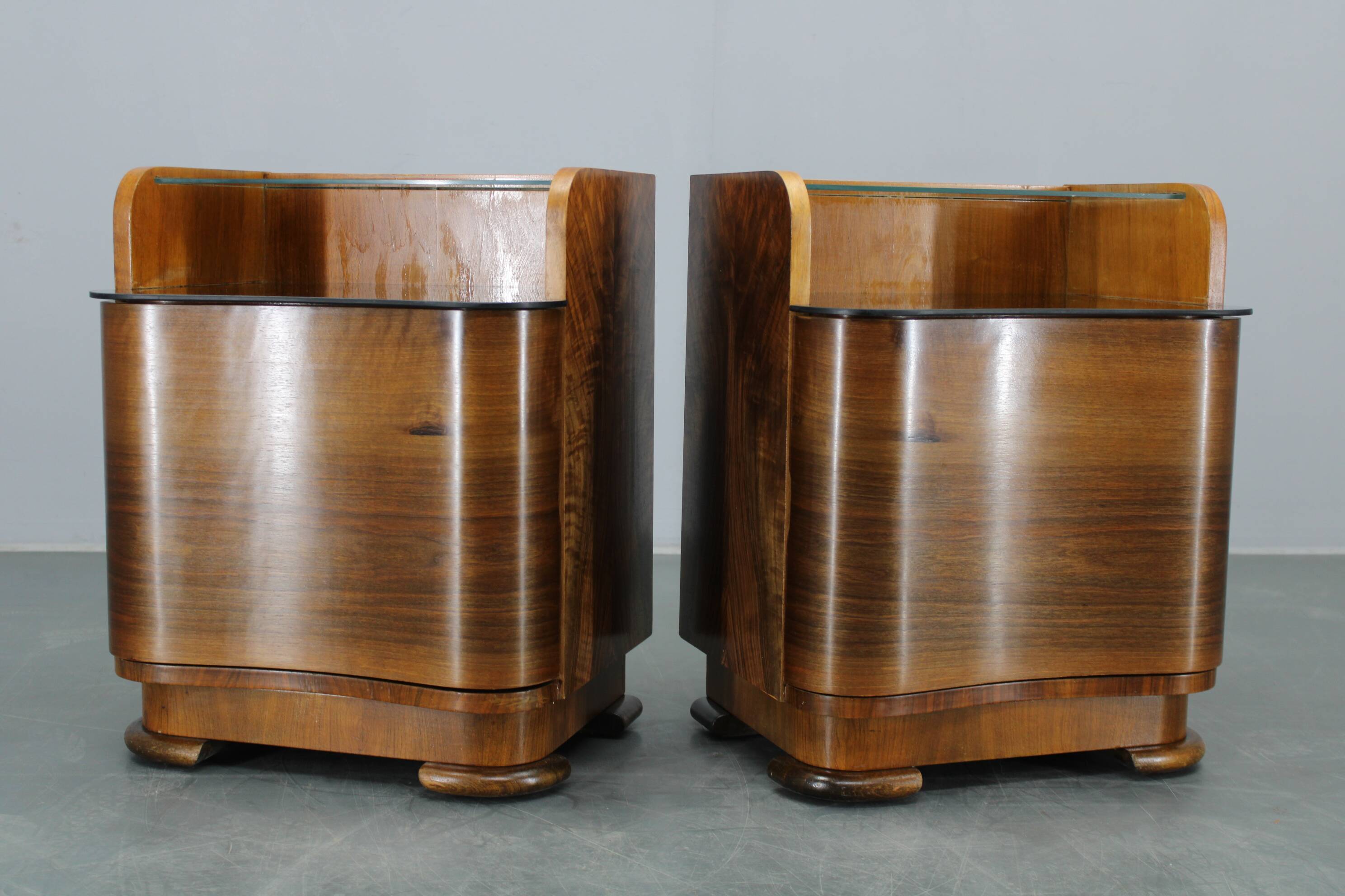 Paire de tables de chevet en noyer, Tchécoslovaquie années 1940