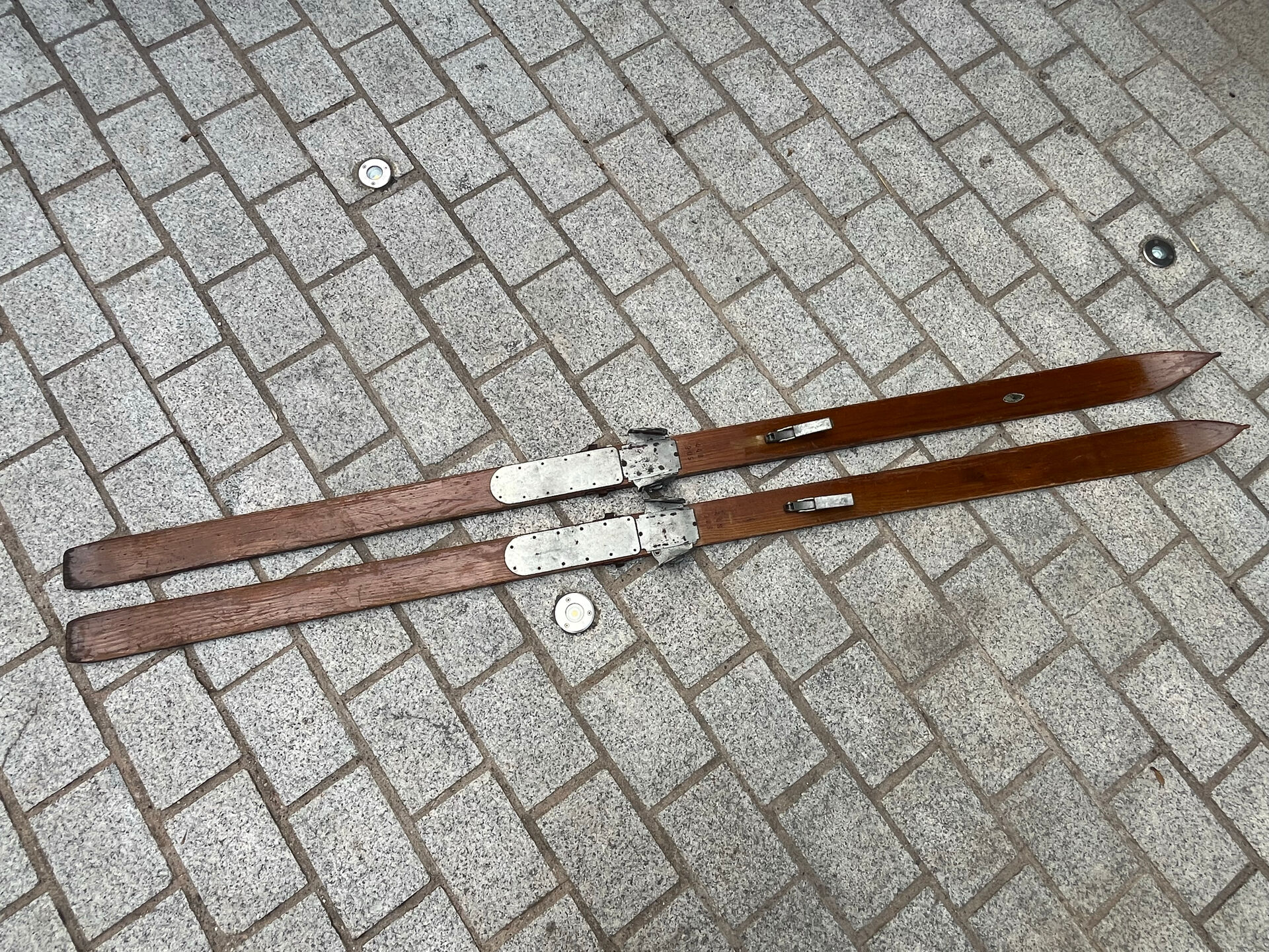 Paire de skis vintage en bois L=203 cm