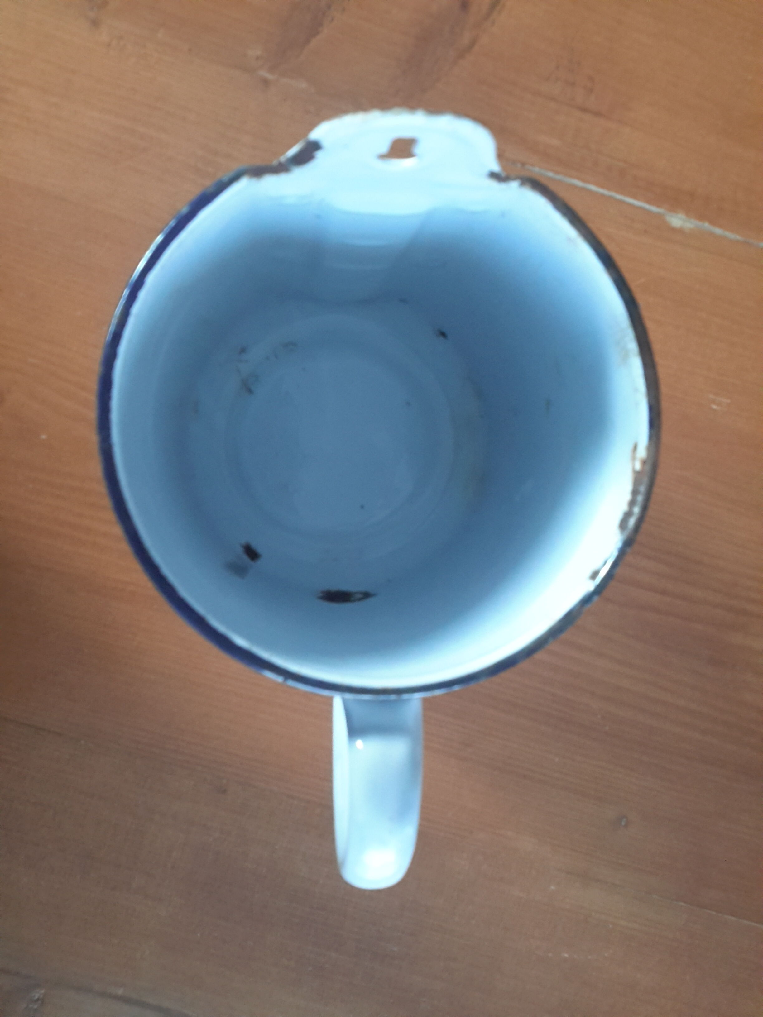 Enamelled water fountain