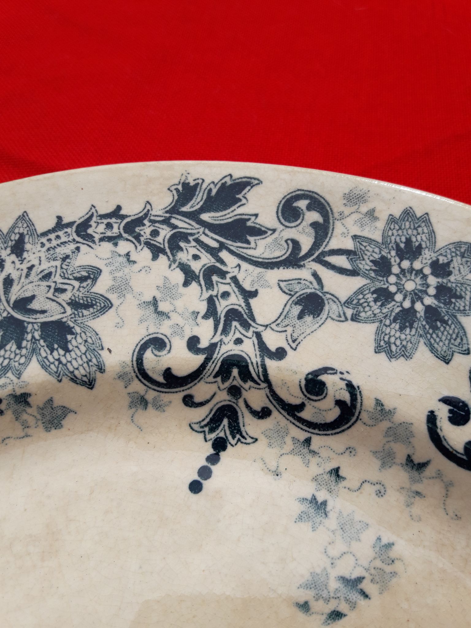 Plat à décor de frise bleu diam 28 cm