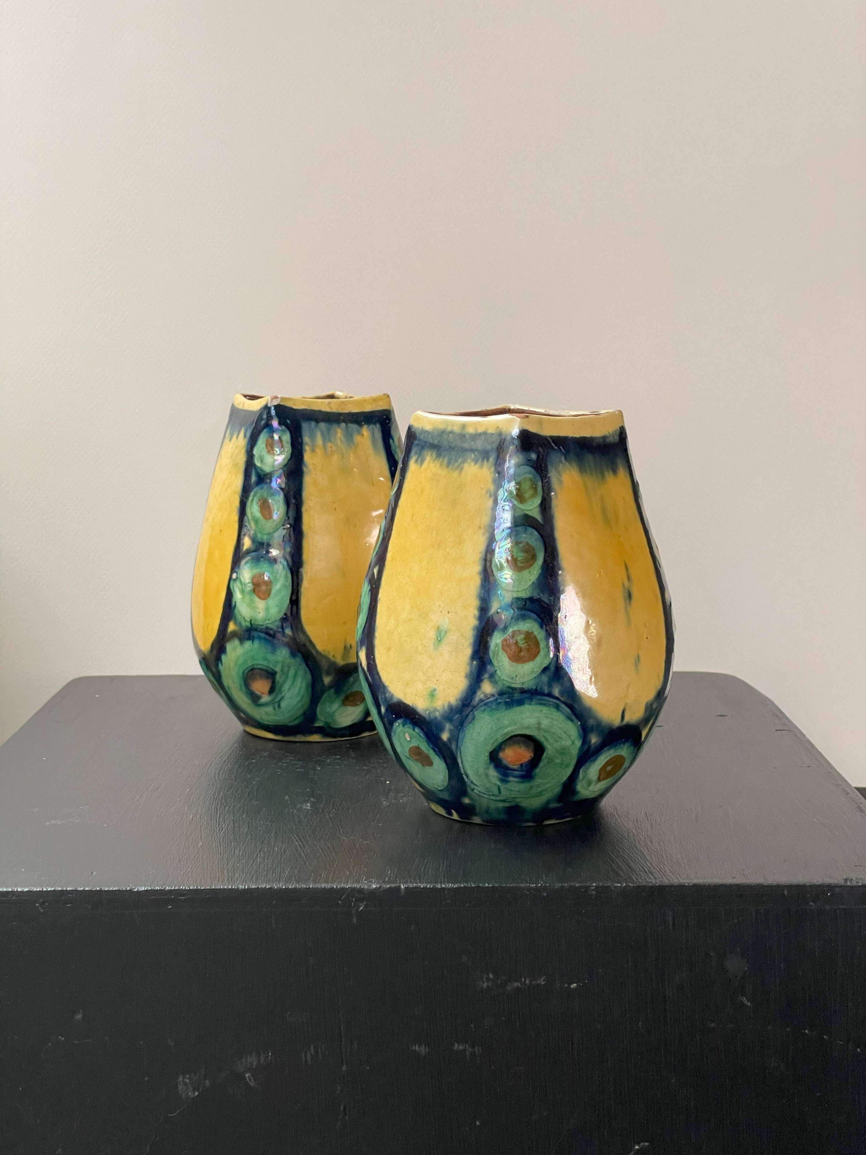 Une paire de vases verts et jaunes