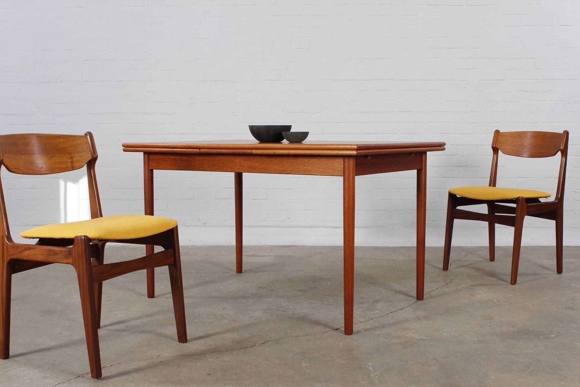 Vintage teak dining table 4-6 pers Danish design kitchen table 60s