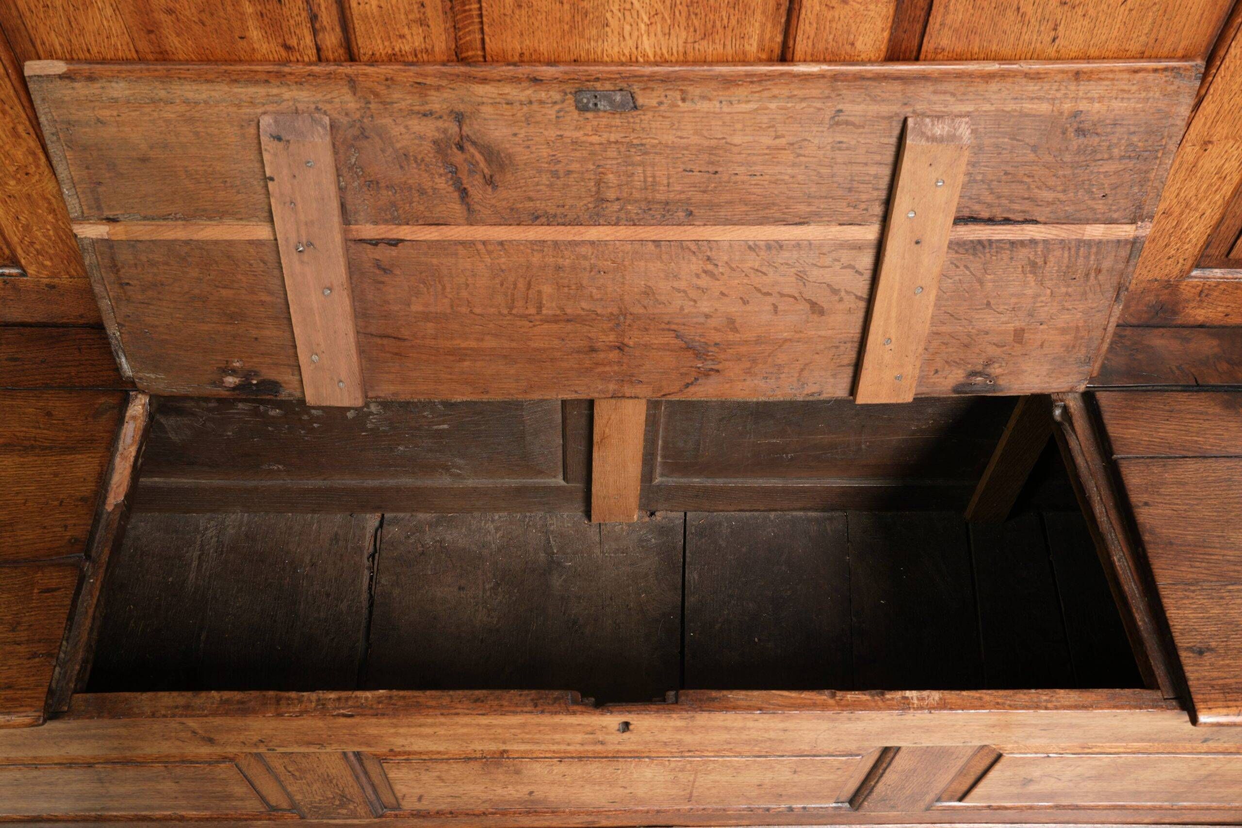 Antique English oak hall bench from the early 19th century with storage space