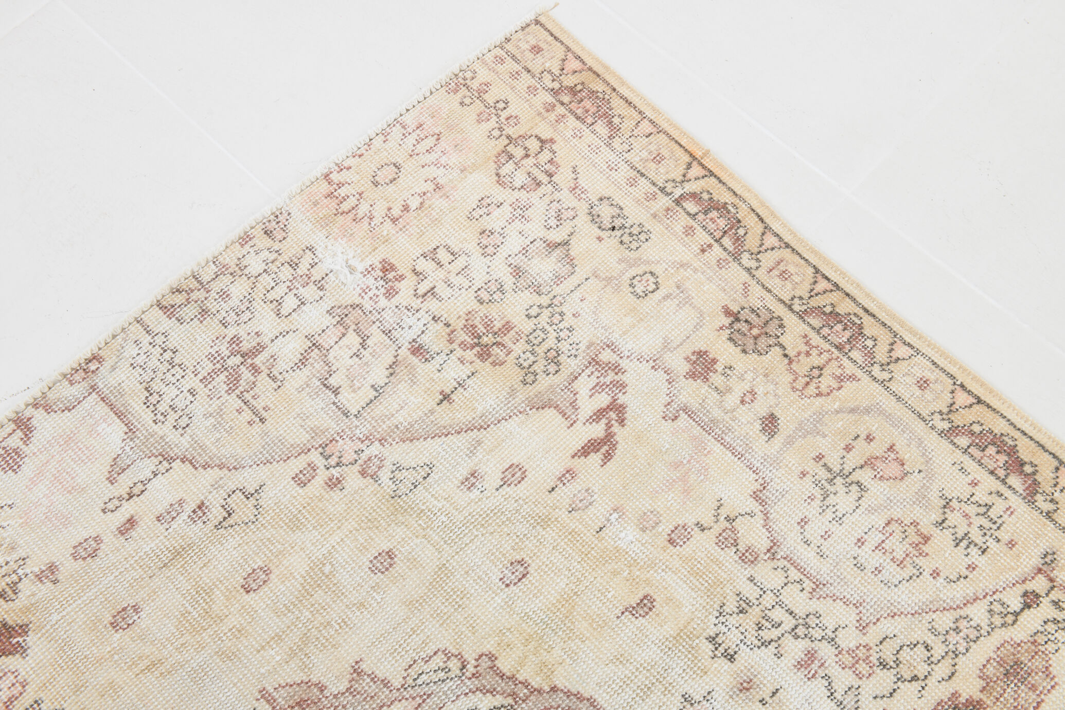 Distressed beige classic carpet 282x193cm