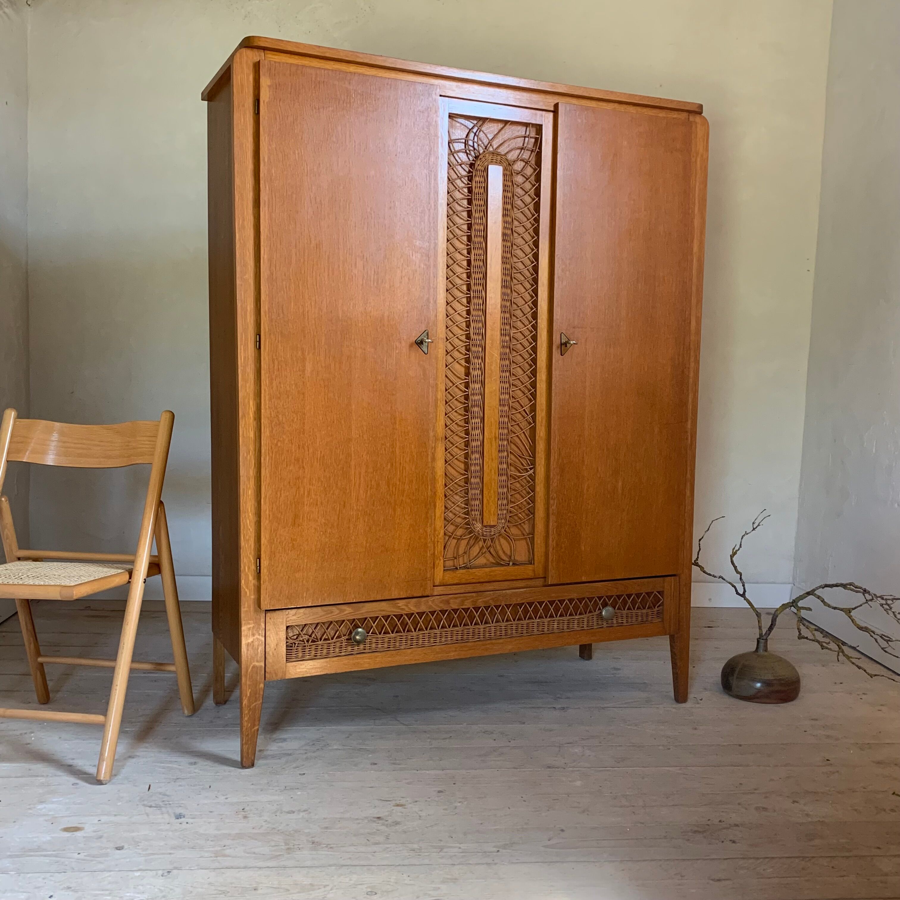 Armoire chêne et rotin vintage