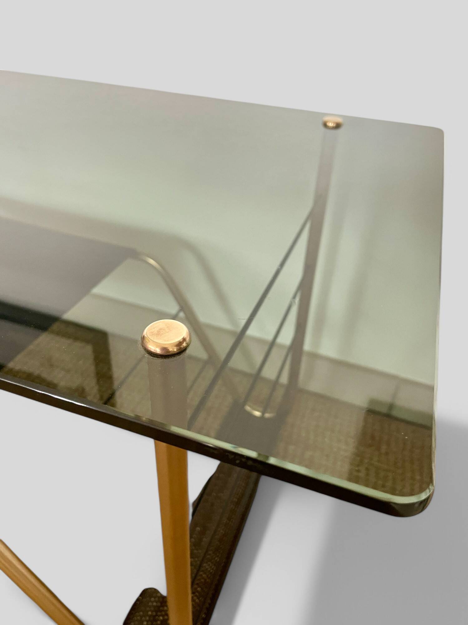 Table basse moderniste en métal et verre fumé