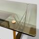 Table basse moderniste en métal et verre fumé