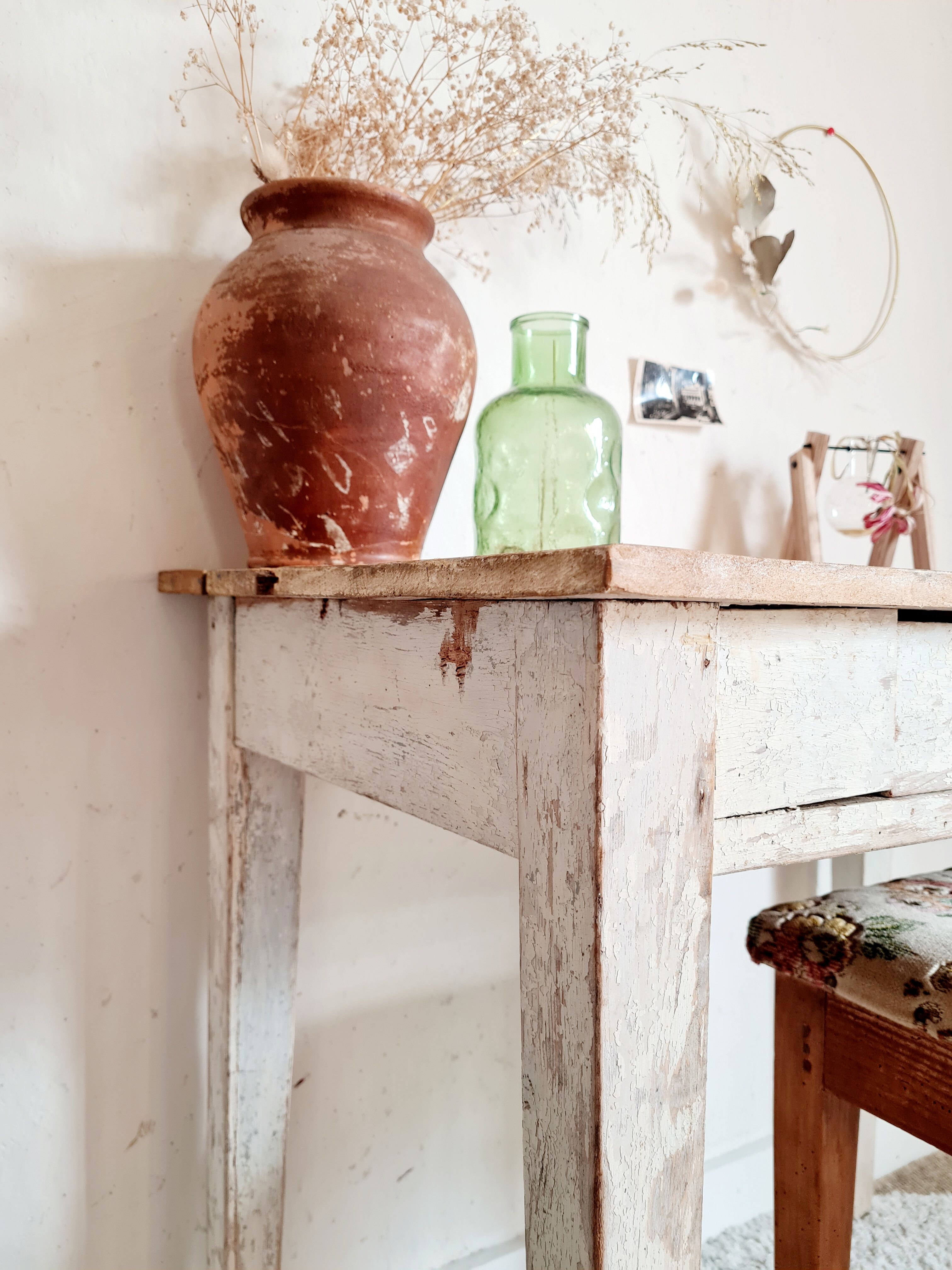 Skated white footing farm table