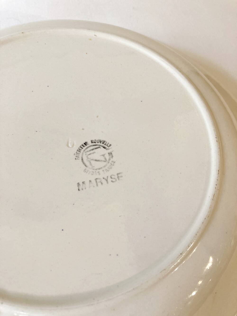 Large round dish from the Faïencerie Nouvelle de Givors, "Maryse" model