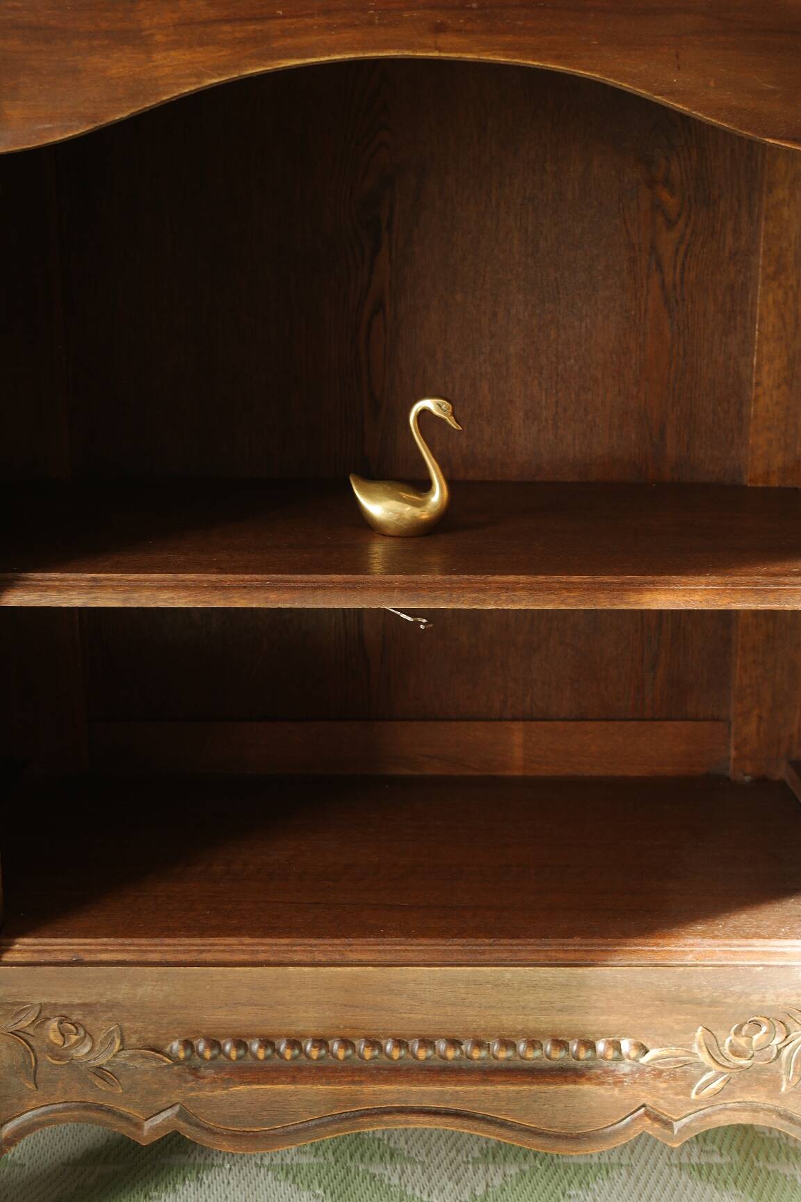 Curved display cabinet in solid walnut, mid-20th century.