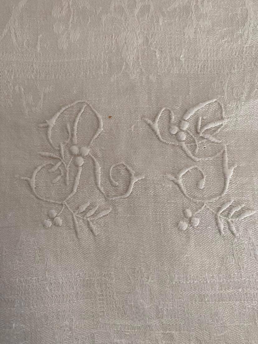 12 napkins in linen damask embroidered RG late 19th century.
