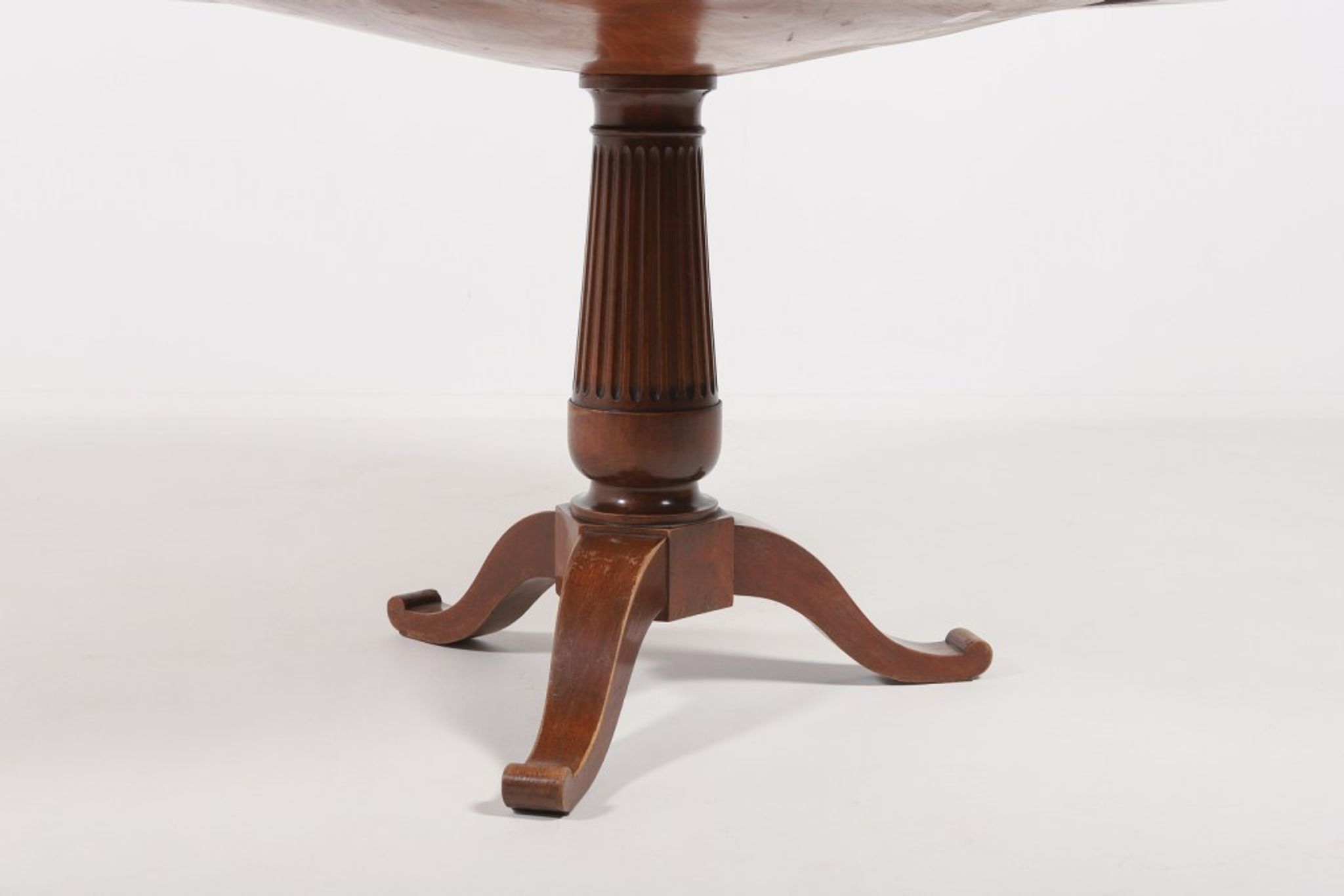 Italian round dining table in veneer, 1930s