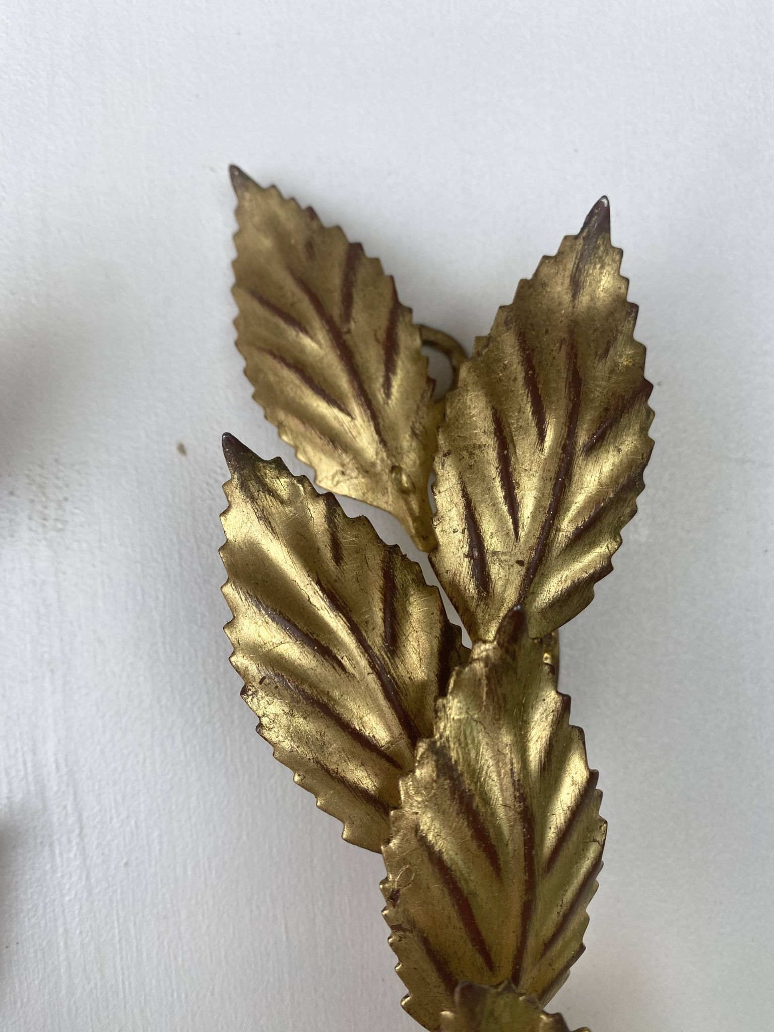Pair of Italian wall sconces in gilded metal – Stylized foliage
