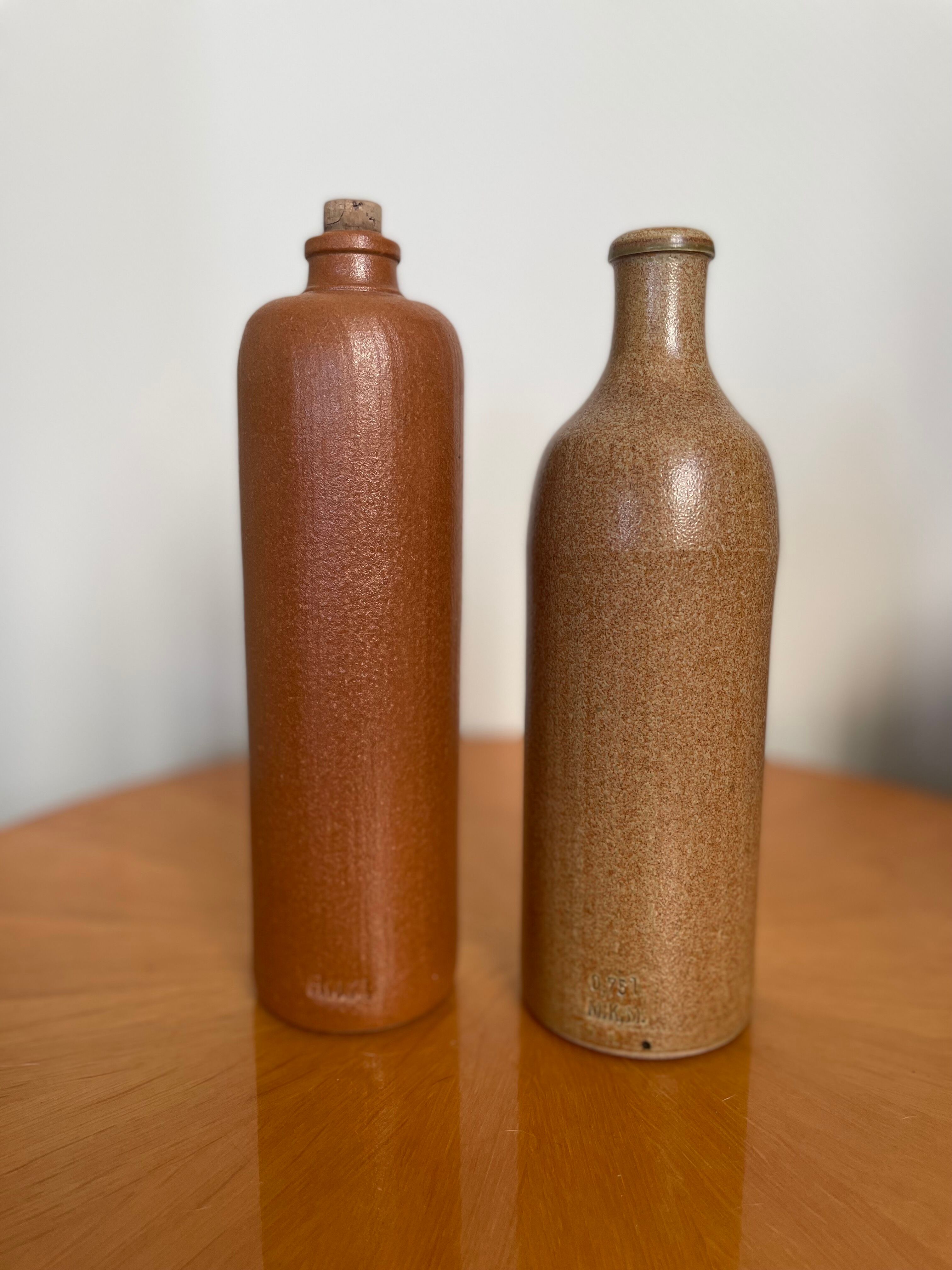 Lot de deux bouteilles en grès émaillé M.K.M vintage brun ocre