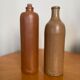 Lot de deux bouteilles en grès émaillé M.K.M vintage brun ocre