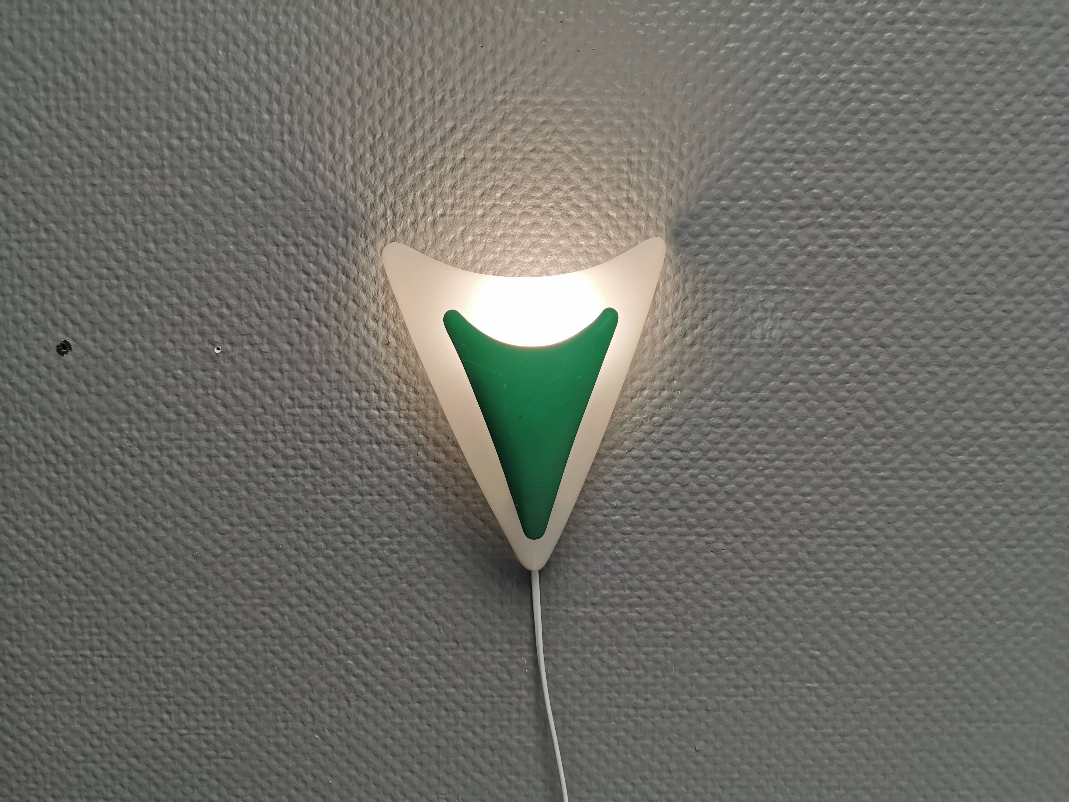Beautiful and fun wall lamp, in hard pressed white plastic danish 1980s