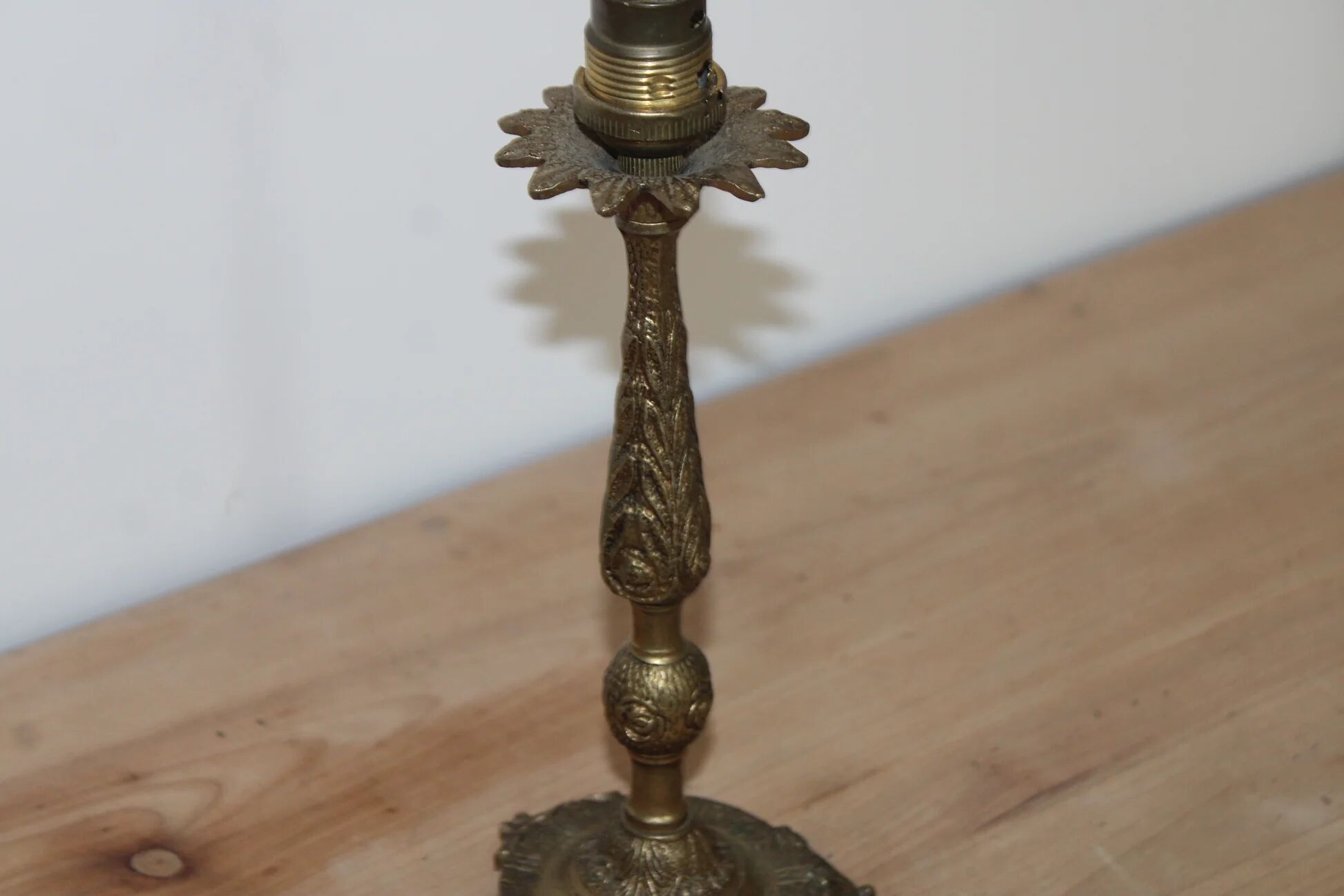 Vintage lamp base in patinated gold metal – foliage decor – 25 cm