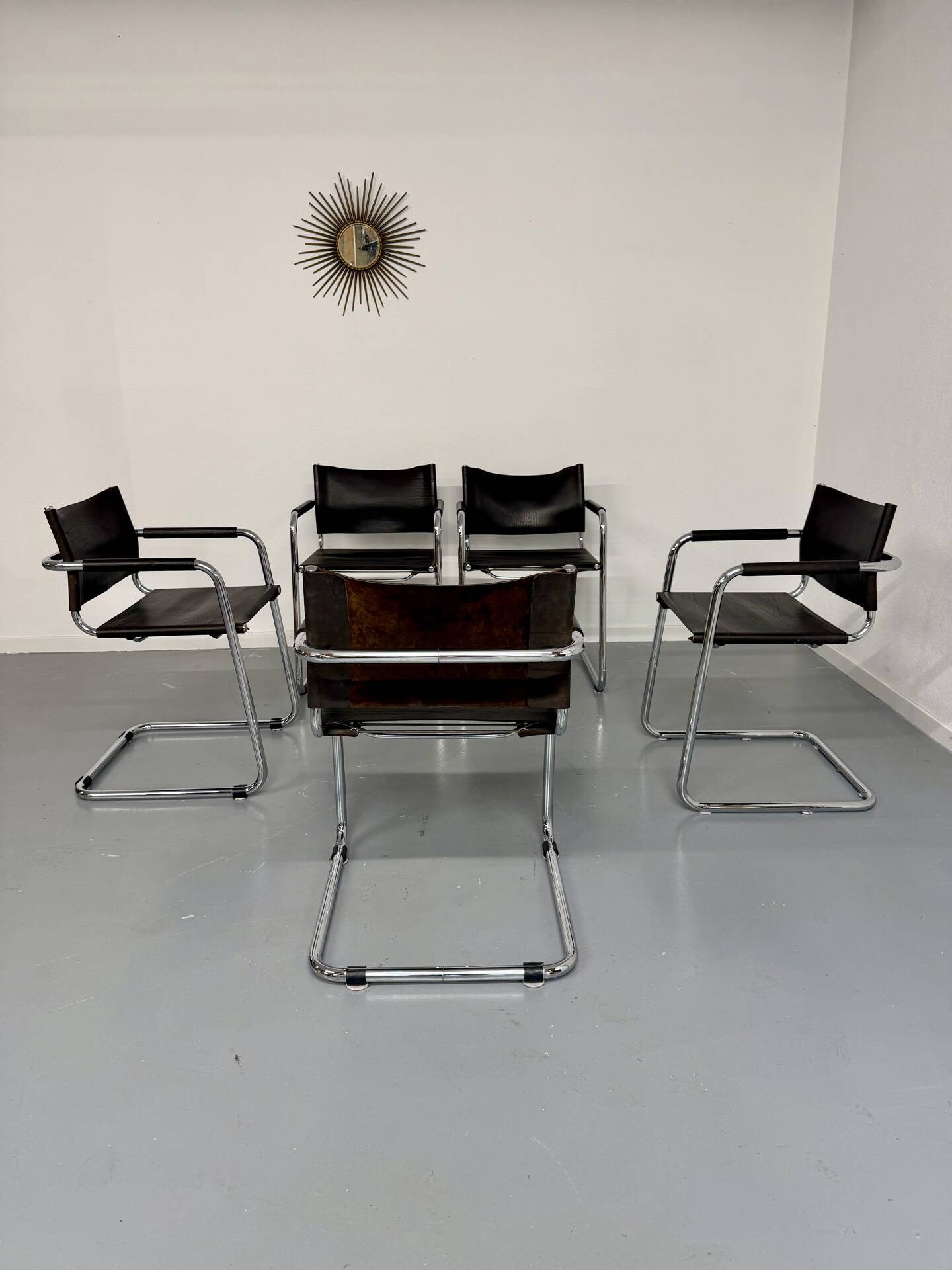 Lot of 5 tubular metal leather chairs, Bauhaus design, vintage 1970s.
