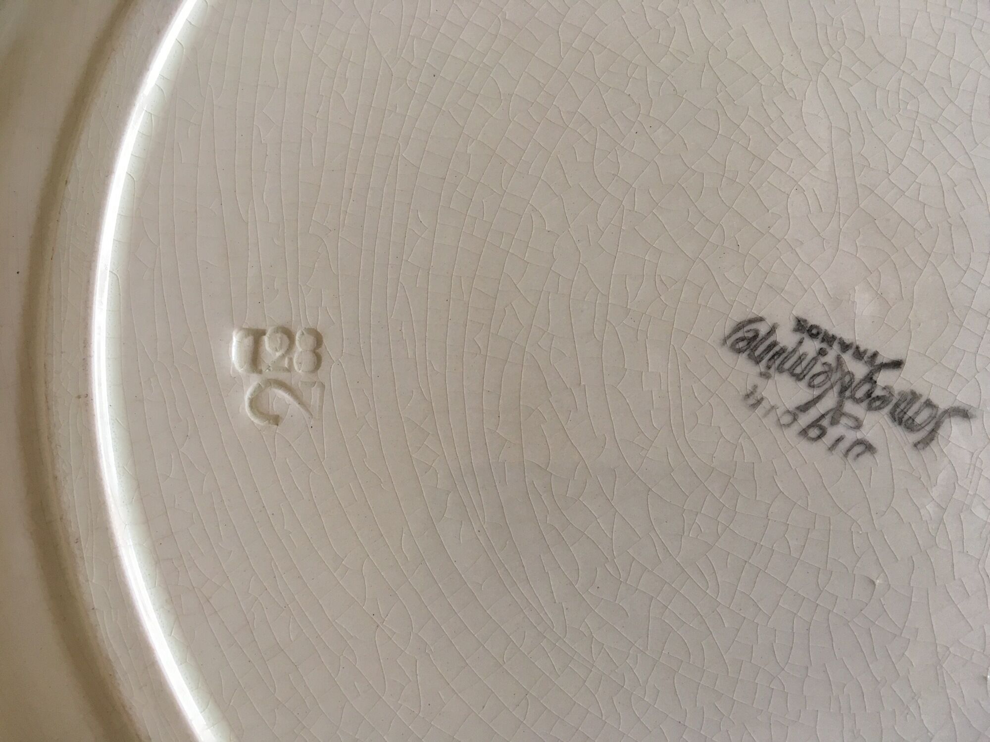 Pair of ivory dishes of Sarreguemines with 30 and 34cm