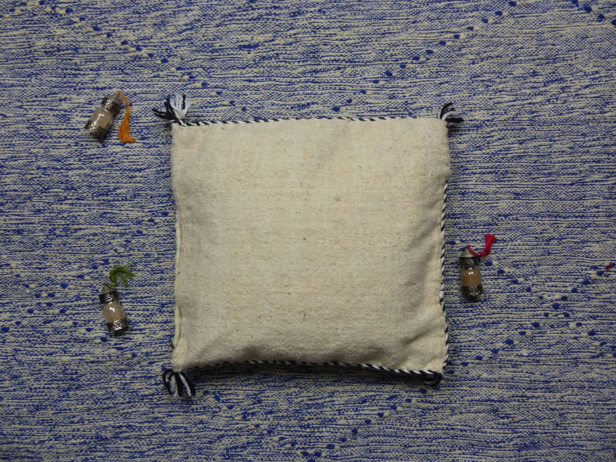 Coussin berbère kilim blanc et noir