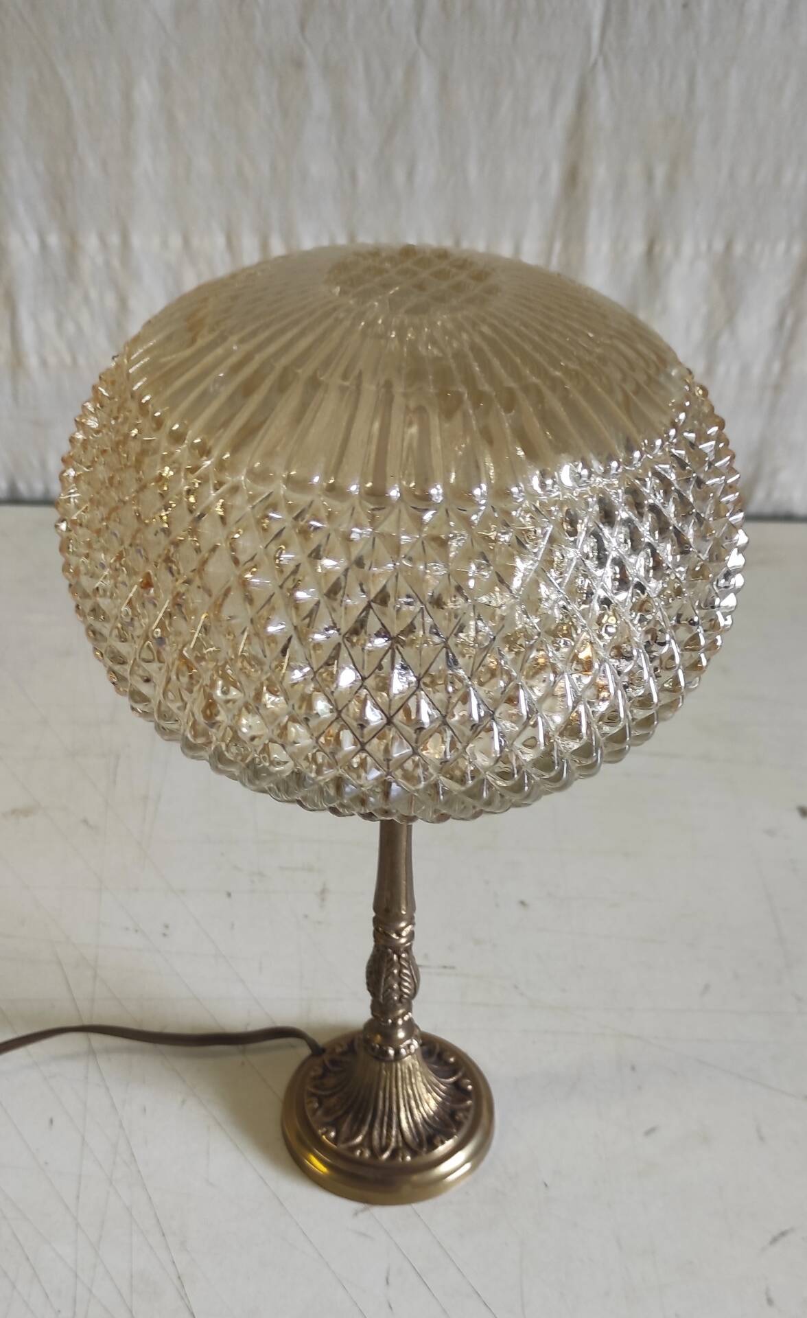 Table lamp in gilded brass and amber glass - mid 20th century.