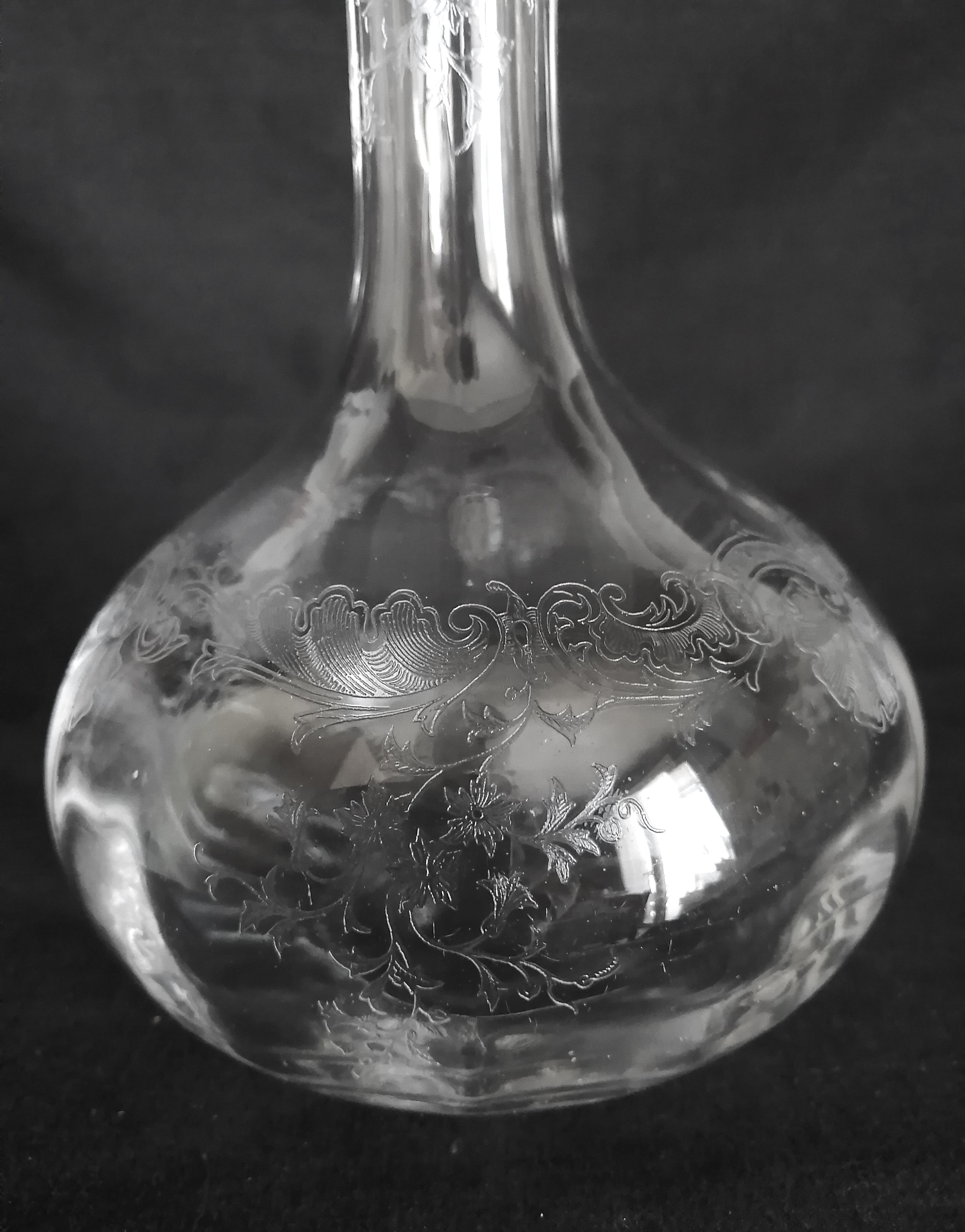 9 crystal white wine glasses from St. Louis model Cléo and their decanter.