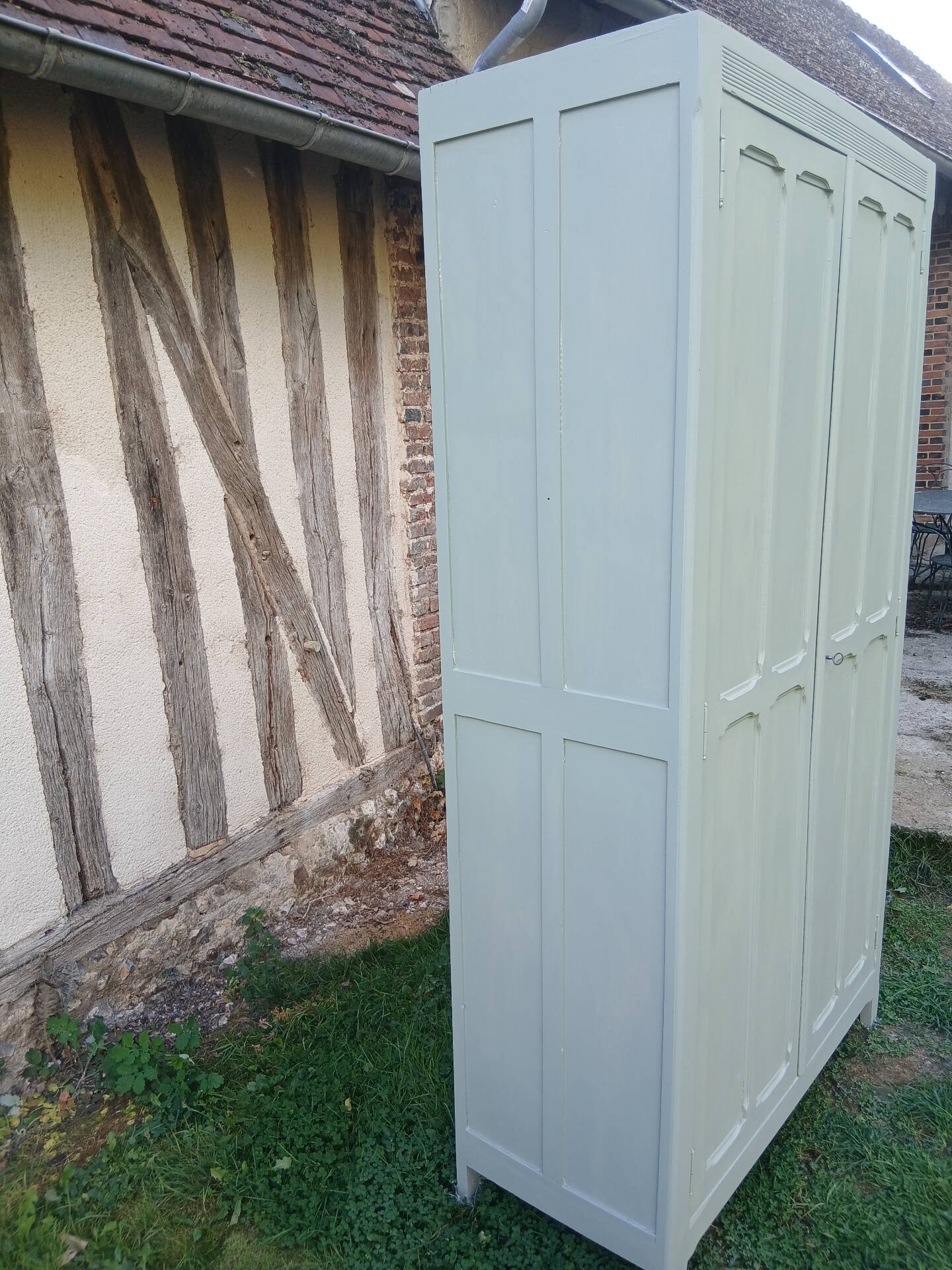 Parisian wardrobe with 2 doors and 3 shelves in Luxembourg green.