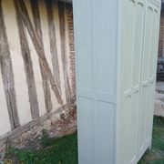 Parisian wardrobe with 2 doors and 3 shelves in Luxembourg green.