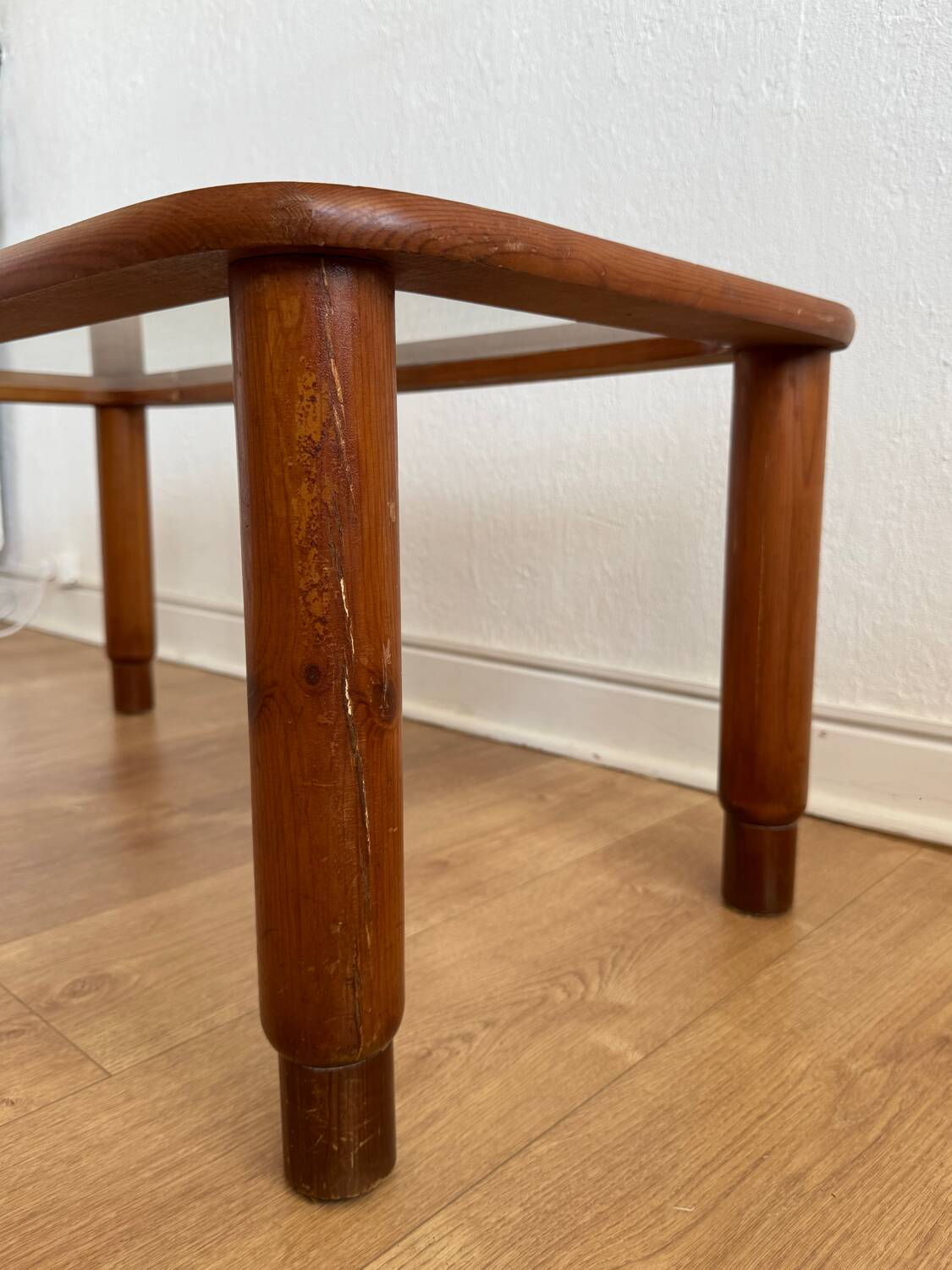 Table basse en bois et verre