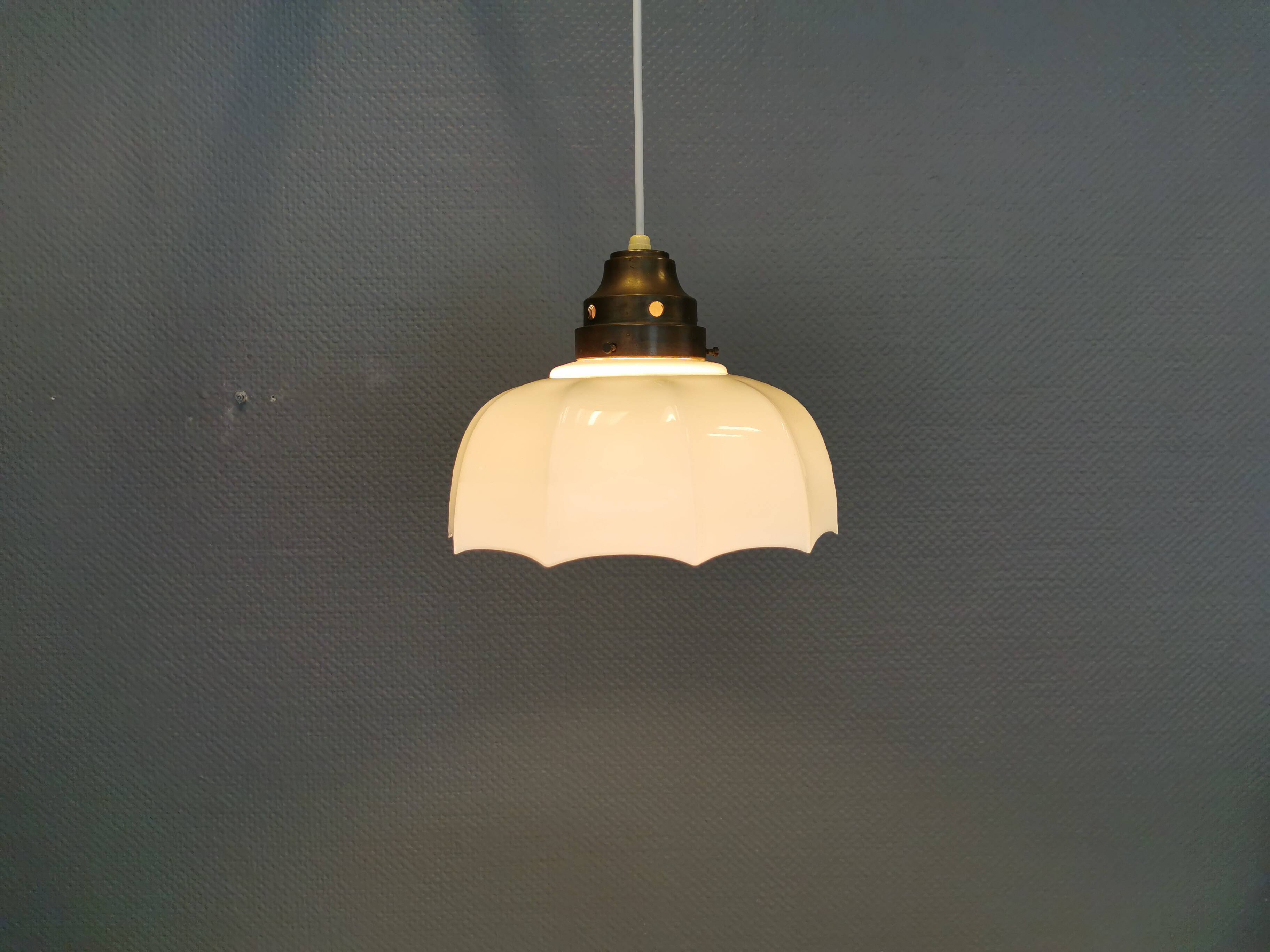 "Lampe parapluie" danoise et des années 1940-1950 de belle couleur crème avec dessus en laiton.
