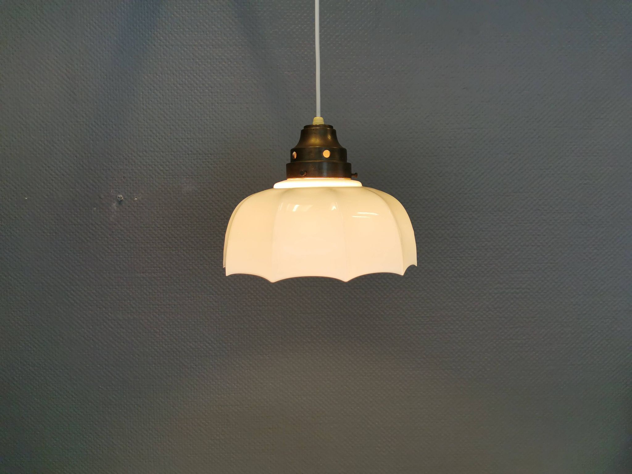 "Umbrella lamp" Danish and from the 1940s-1950s in beautiful cream colour with brass top.