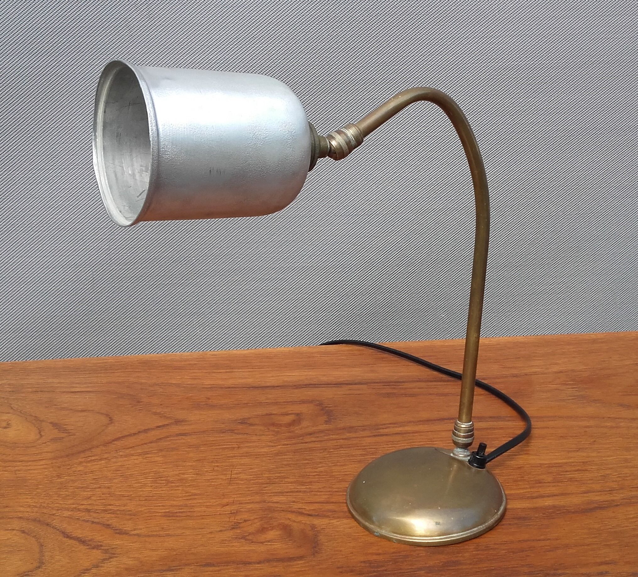 Puppy aluminum 'N' brass curved lamp