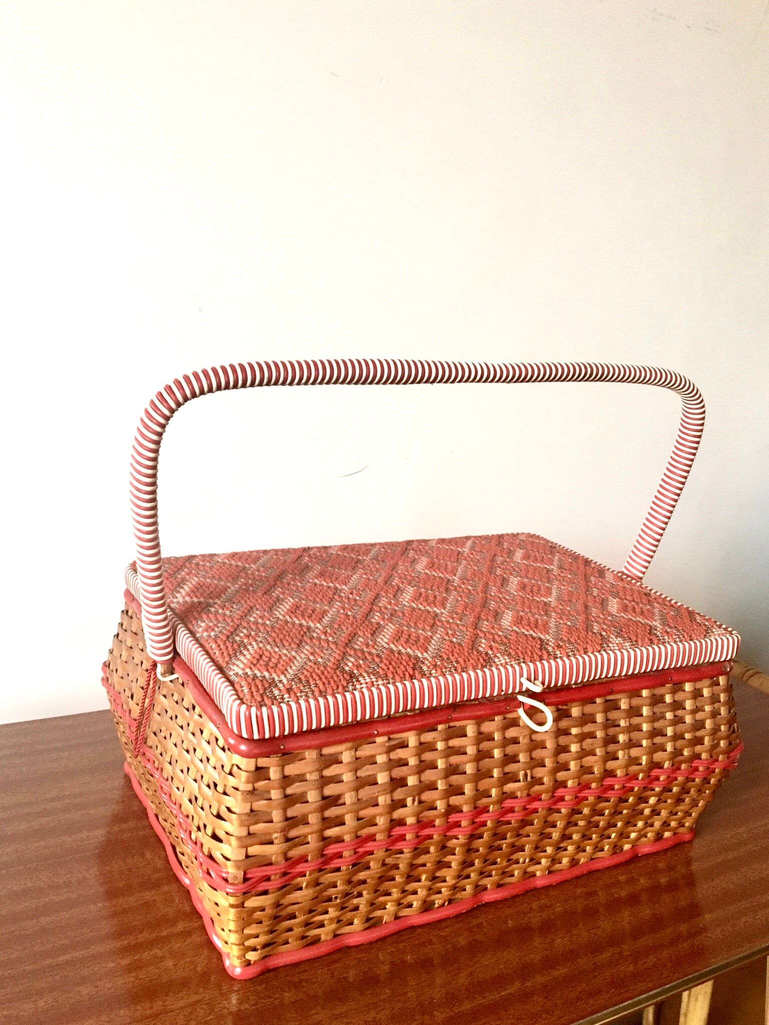Rattan and scoubidou basket in the 1960s