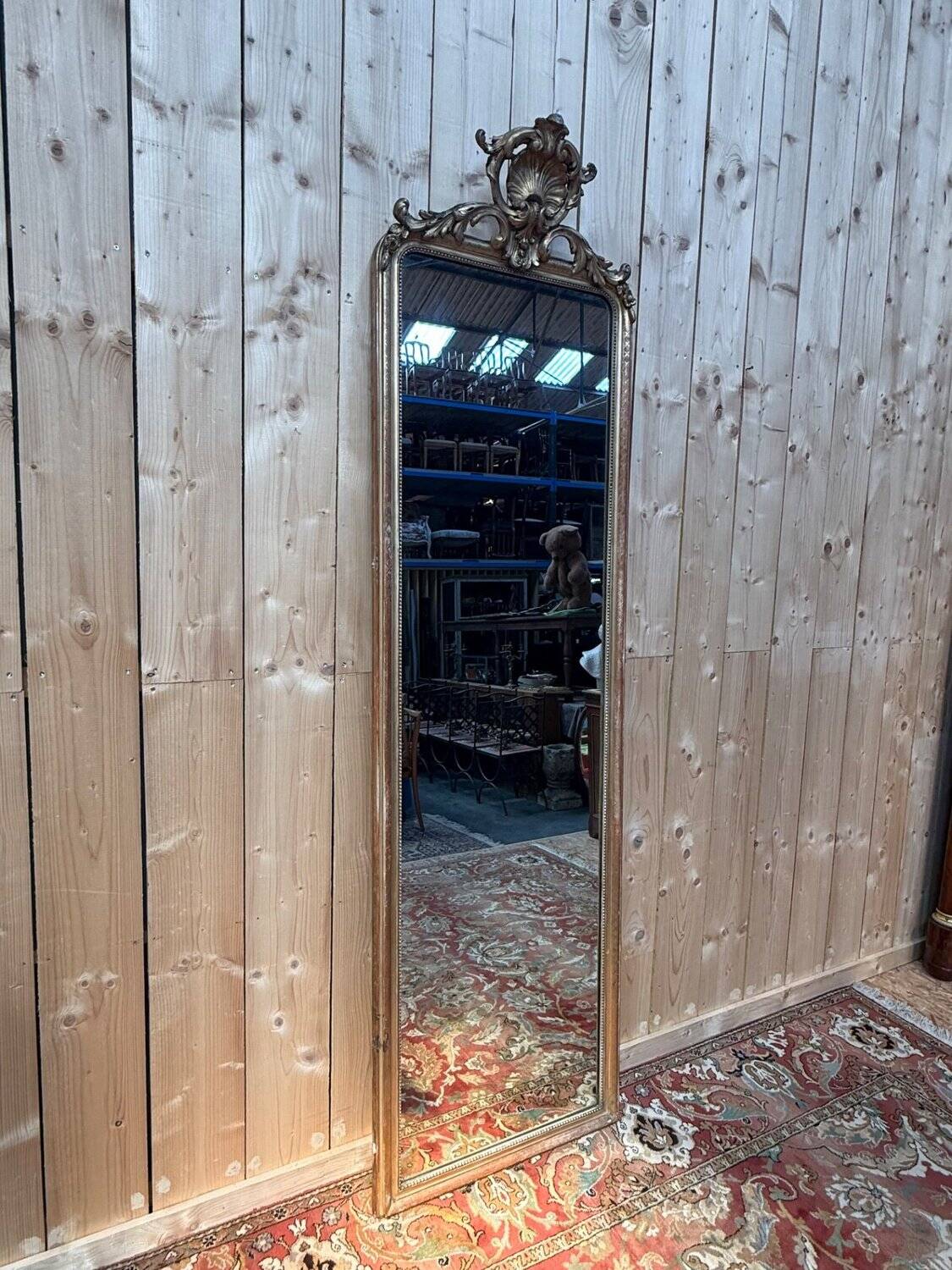 Mirror from the mid-19th century with a pediment — Louis-Philippe period — Gilded stucco wood