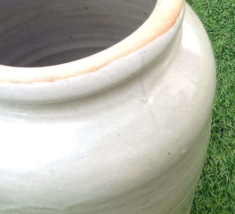 Model Old pot in varnished sandstone