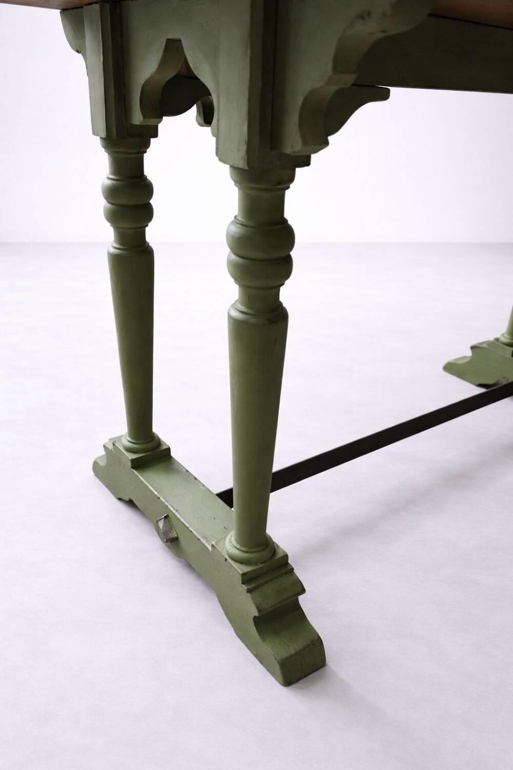 Table ancienne de métier en bois patiné, piètement vert – 105 cm