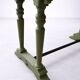 Table ancienne de métier en bois patiné, piètement vert – 105 cm