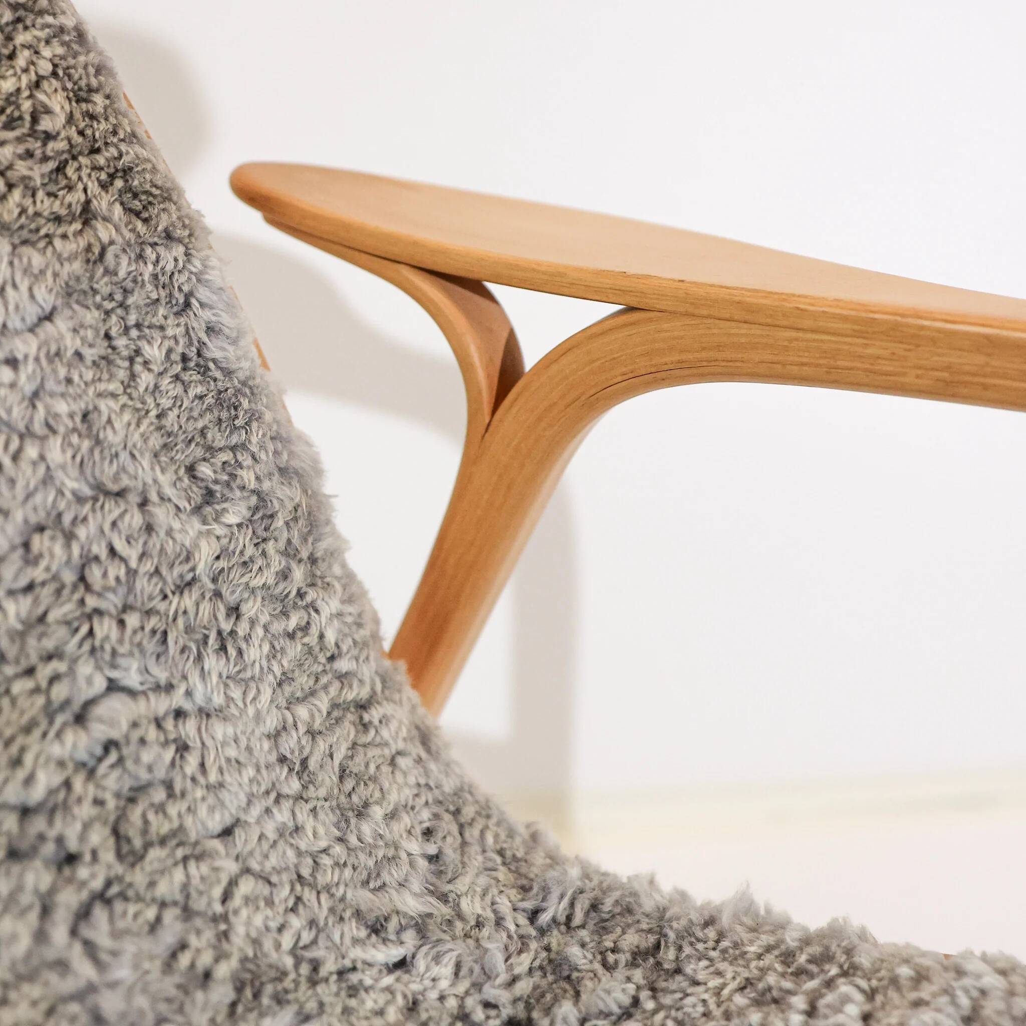 Fauteuil vintage Swedese Lamino et repose-pieds en peau de mouton grise