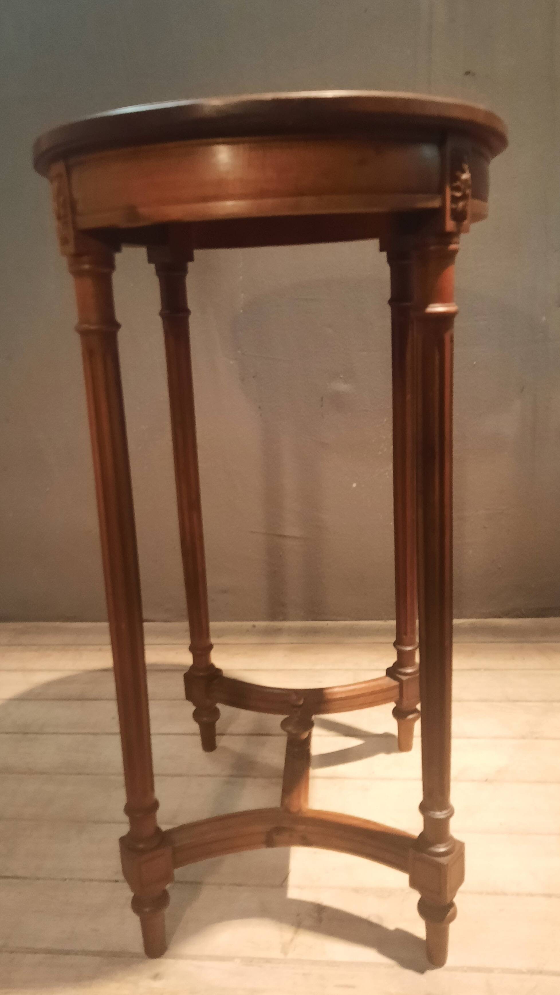Gueridon oval  style Louis XVI