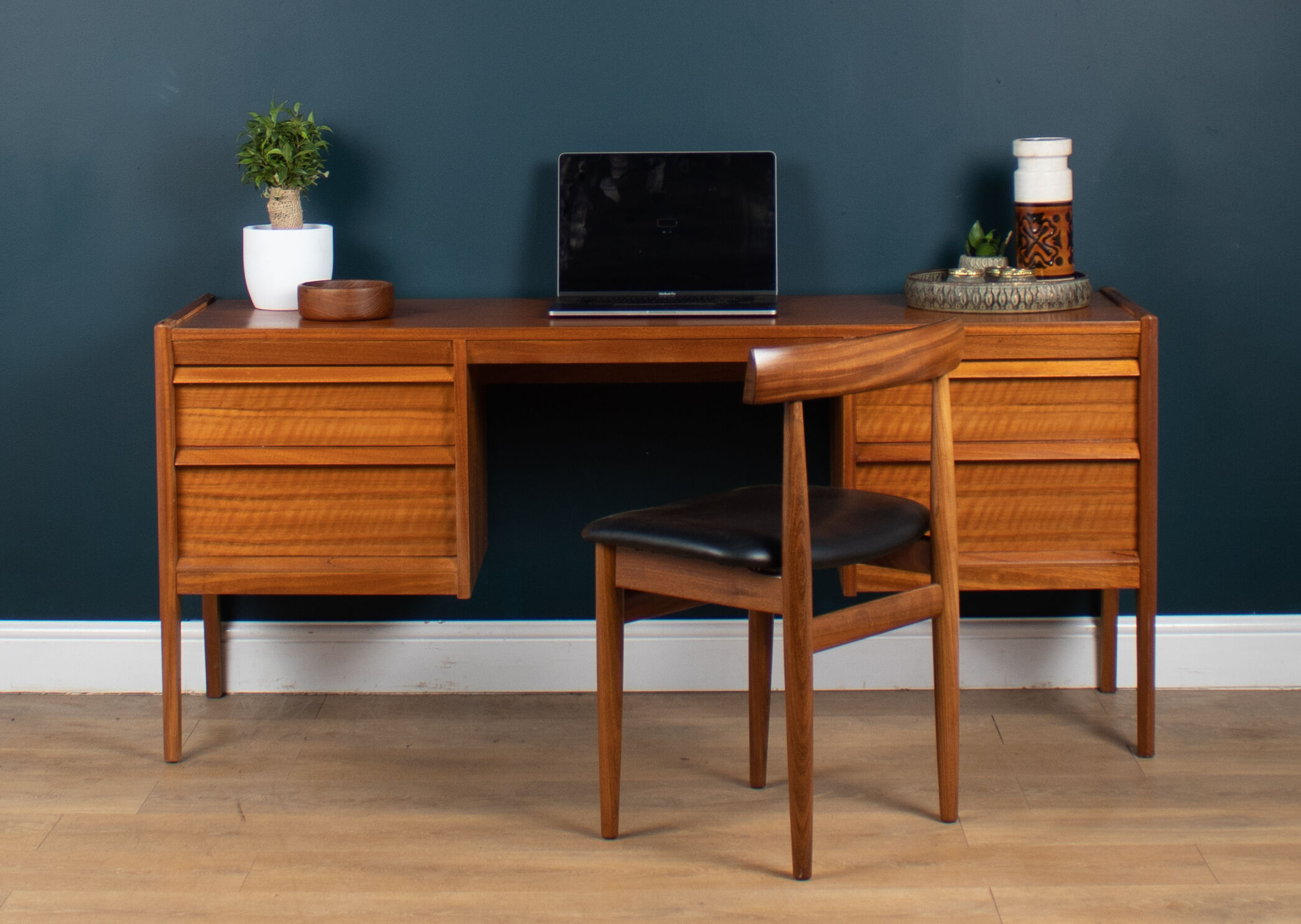 Commode de bureau rétro en noyer et palissandre par John Herbert