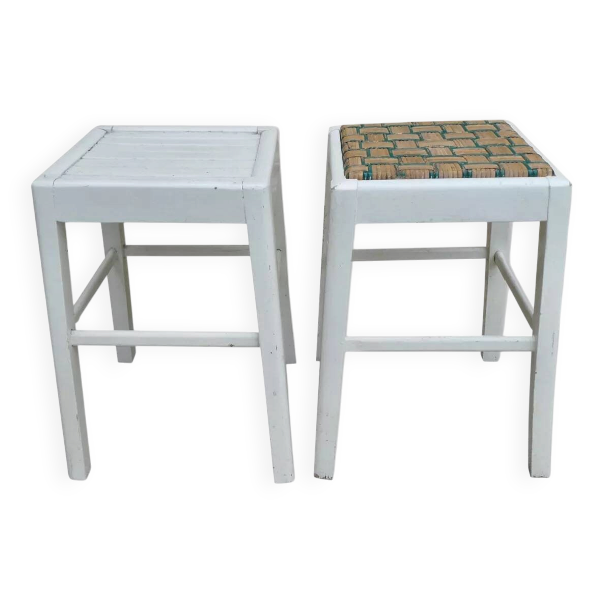 Paire de tabourets en bois, patine blanche, vers 1950