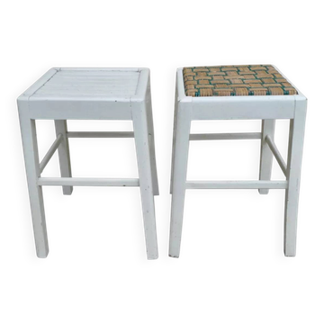 Paire de tabourets en bois, patine blanche, vers 1950