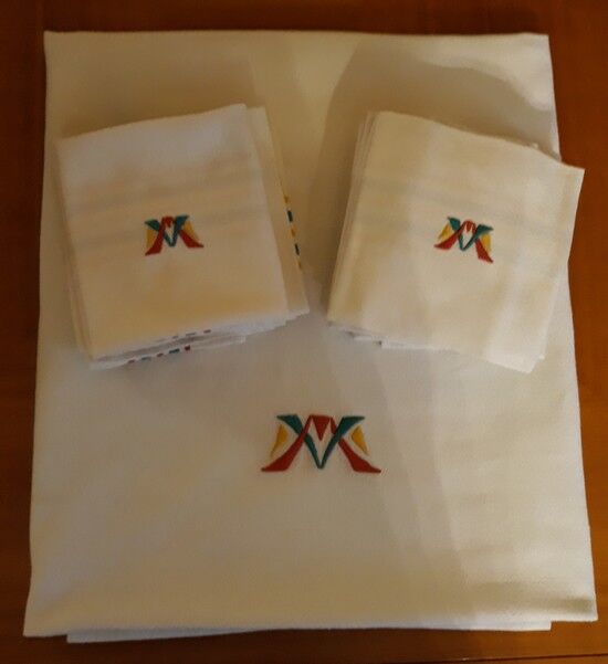 Hand-embroidered tablecloth and its 12 napkins - Encrypted " M V " -80s