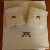 Nappe brodée main et ses 12 serviettes - chiffrée " m v " -années 80