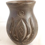 Vase en terre à motifs ciselés de Hongrie