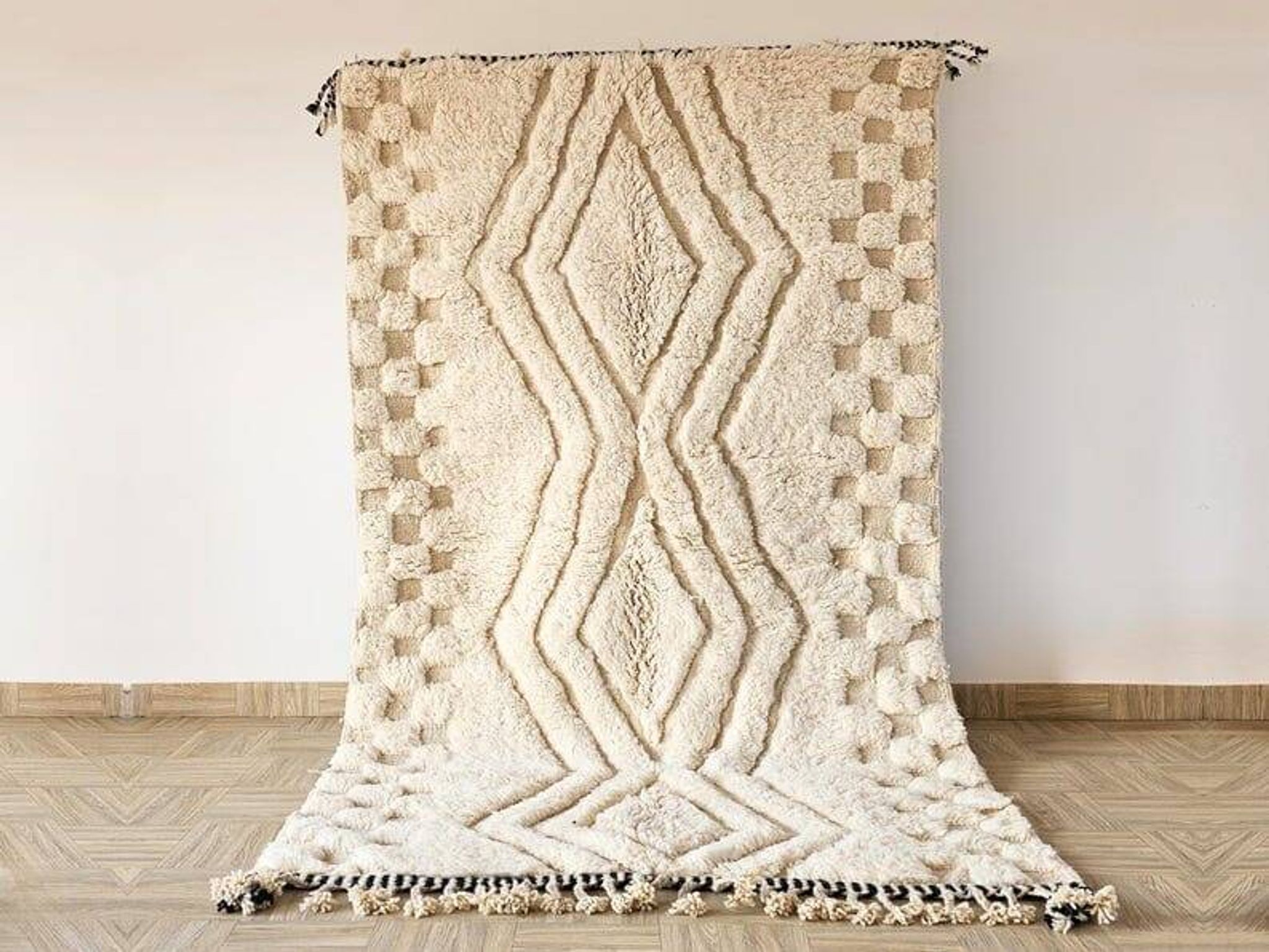 Handmade pure wool traditional white rug size 2/3 m