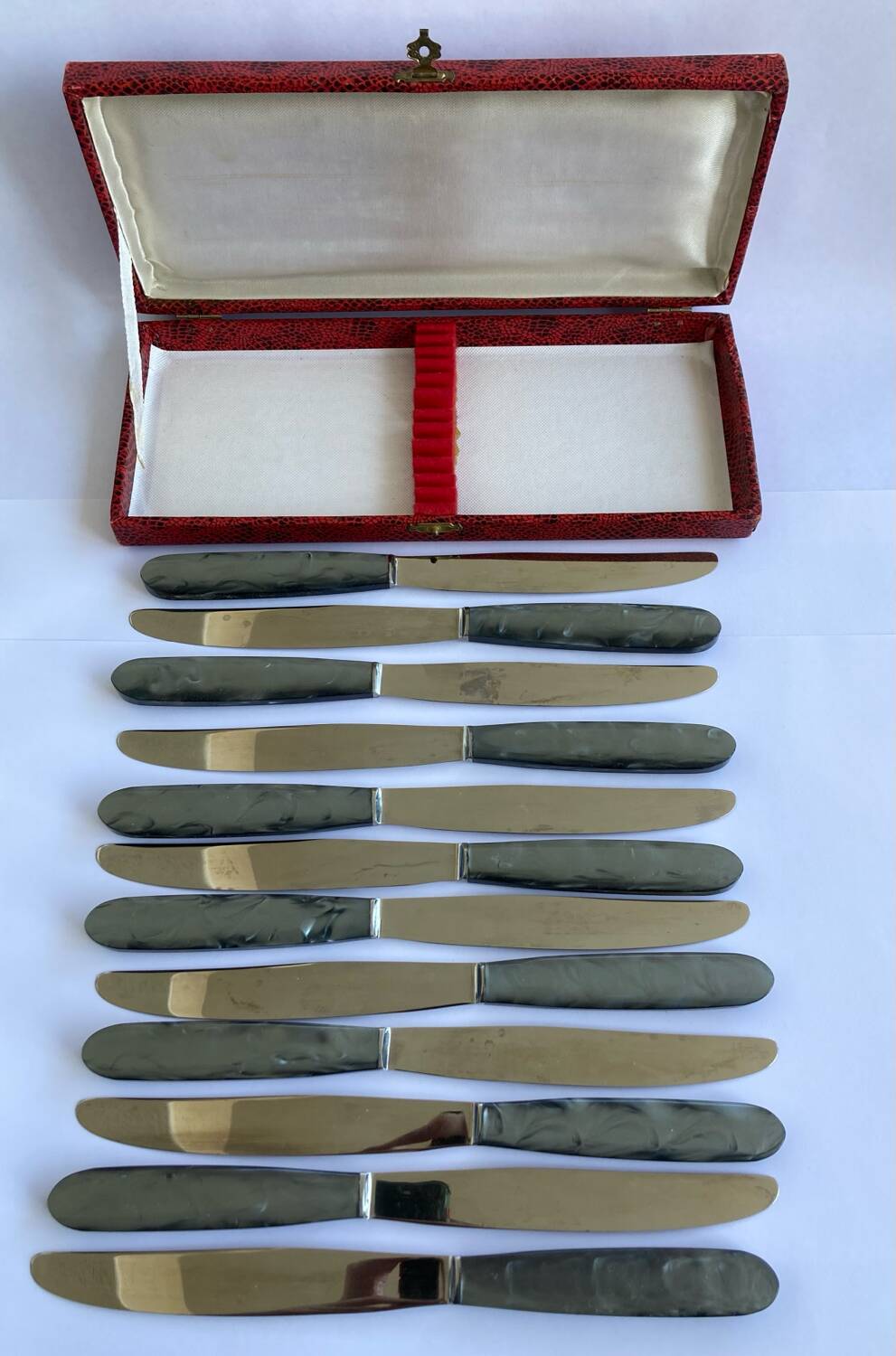 12 Stainless steel blade knives with round tips / Bakelite handles with pearl effect / Prulhière La Béquille + Box / 1950s